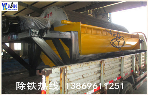 抛丸机永磁筒式磁选机工作原理：  　　经原料矿石筛选后由进料器从草莓视频色板下载的顶部,通过料斗连接,在流动到顶部的辊子松动,状态下降时,铁磁性材料通过重力和磁力,快速落在滚筒上,并吸附在滚筒表面.  　　非磁性有色金属材料在重力作用下落在磁性材料的外面.这些材料随着筒体的旋转,非磁性材料在重力作用下从气缸下落,在滑槽中.含铁磁性材料吸附在圆筒的表面上并继续旋转,直到其不具有磁力.材料从带式输送机排出,并最终分成含铁材料和无铁材料.  　　3.抛丸机永磁筒磁选机实验  　　潍坊草莓视频污污污下载磁电配备各类选矿实验的磁选设备,型号齐全,优质低价,可定制,并且公司成立了大型选矿实验室,可以普通的金属矿物和非金属矿物加工在机器上和实验室为客户分析其成份,并为客户推荐客户使用相关型号.