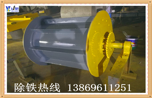1.磁选滚筒磁力影响因素大致如下  　　1.1.磁选滚筒饲料泥与土壤混合,在浓缩机中使用絮凝剂去除土壤;接缝变大或破裂,使得分选槽中的大颗粒不能及时清除,导致没有溢出或溢出,使得磁选区域变短并且更换筛板.进入与絮凝剂混合的泥煤中,使用浓缩机中的分散剂去除絮凝剂.故障  　　1.2.磁选滚筒溢出过多处理方法：   排放直径太小,不能增加尾部排放,直到有一定量的溢流溢流溢流堰;饲料固体含量过高,增加操作差距,重新检查溢出;入口侧太靠近,重新放置滚筒;流量波动状态,磁选机之前安装流量控制器流量或提高进料状态;鼓在底部的塞子上,可以将橡皮筋放在滚筒的底部,从一侧到另一侧进行检查).如发现堵塞,提起滚筒去除塞子.故障  　　1.3.磁选滚筒浓缩浓缩物低处理方法：   磁铁位置过高,无法重新定位磁铁位置;水位过高,不能重新调整尾矿衬套尺寸;嵌套间隙太宽,无法向前移动滚筒.故障